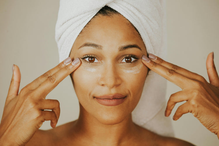 Soins anti-âge visage – crèmes et sérums hydratants